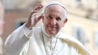 Papa Francisc a îndemnat credincioşii să renunţe la utilizarea telefoanelor în timpul mesei şi să vorbească unii cu ceilalţi
