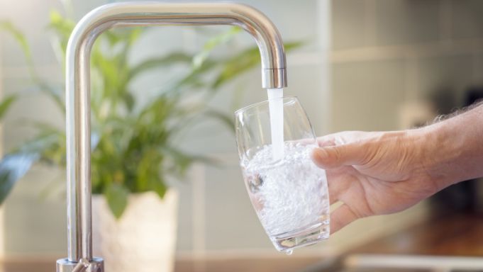 Apa poate preveni insuficienţa cardiacă. Câtă apă trebuie să consumăm zilnic?