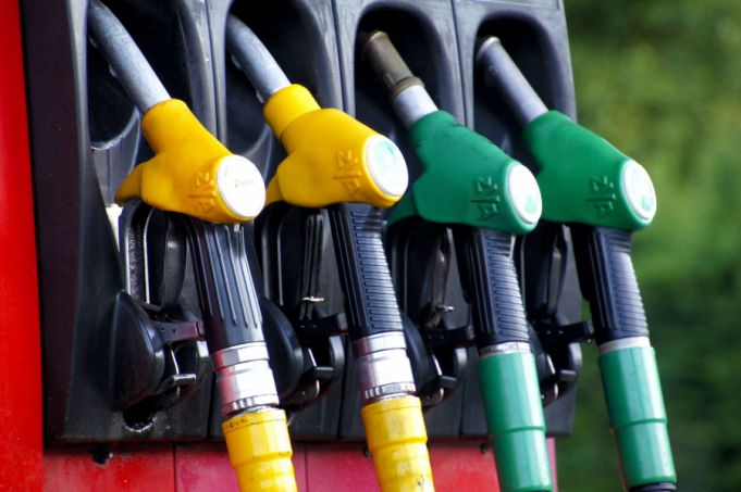 De ce încă nu scad preţurile la carburanţi, deşi preţul petrolului e la cel mai redus nivel din ultima perioadă: Răspunsul ANRE