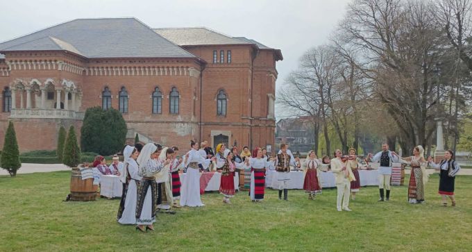 De 20 de ani, „La masa de Paşti” ne aduce bucurie şi cântec românesc la TVR 1