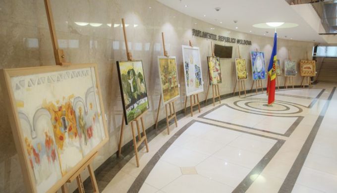 Parlamentul de la Chişinău găzduieşte o expoziţie de artă plastică contemporană cu tematică pascală