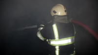 Un bărbat, transportat la spital cu arsuri, după ce a fost salvat de pompieri