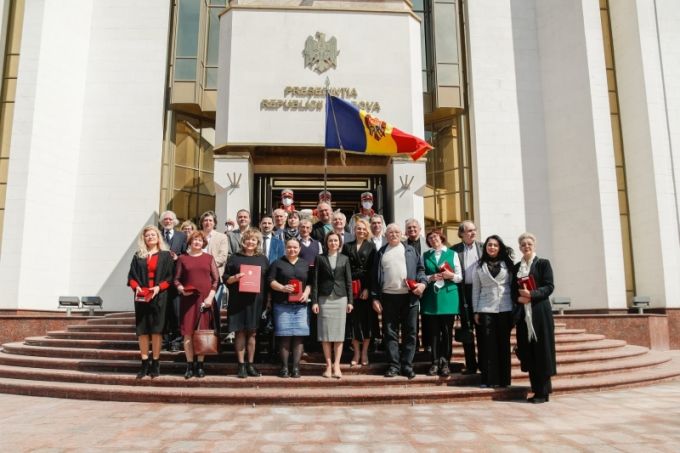 Preşedintele Republicii Moldova, Maia Sandu, a înmânat astăzi distincţii de stat mai multor oameni de cultură
