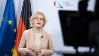 Christine Lambrecht anunţă că Germania va oferi Ucrainei şapte obuziere blindate autopropulsate