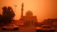 FOTO. Cerul din Bagdad este portocaliu de o lună, casele irakienilor sunt pline de nisip. Mii de oameni au ajuns la spital